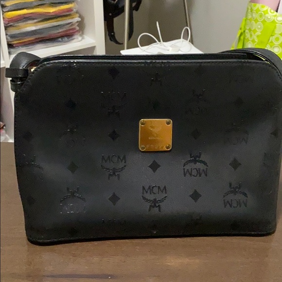 Pre-love MCM sling bag - Picture 2 of 11